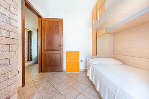 3 makuuhuonetta, silitysrauta/-lauta, ilmainen Wi-Fi, vuodevaatteet