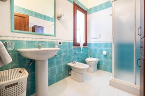 Shower, hair dryer, towels - Villa 'Sweet Simius' with Mountain View, Wi-Fi and Air Conditioning (Villasimius)