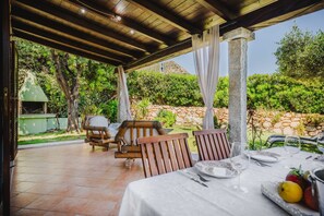 Outdoor dining - Villa 'Sweet Simius' with Mountain View, Wi-Fi and Air Conditioning (Villasimius)