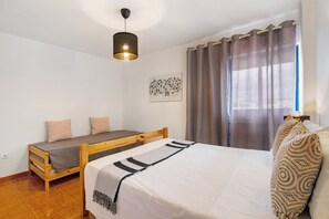 2 bedrooms, iron/ironing board, free WiFi, bed sheets - Apartment 'T2 2 Linha Praia Vista Mar' with Sea View, Balcony and Wi-Fi (Unknown)