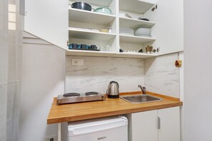 Geladeira, cooktop, chaleira elétrica