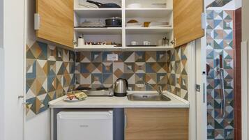 Fridge, stovetop, electric kettle, cookware/dishes/utensils
