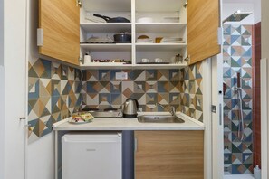 Kühlschrank, Herdplatte, Wasserkocher, Kochgeschirr/Geschirr/Besteck