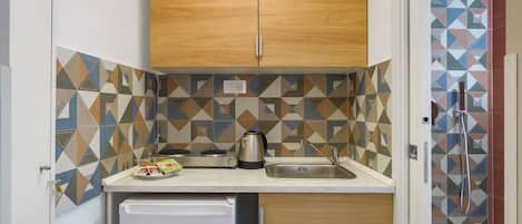Fridge, stovetop, electric kettle, cookware/dishes/utensils