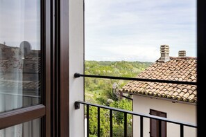 Interior - Holiday Home 'Dello Zio Birba' with Balcony and Wi-Fi (Portacomaro)