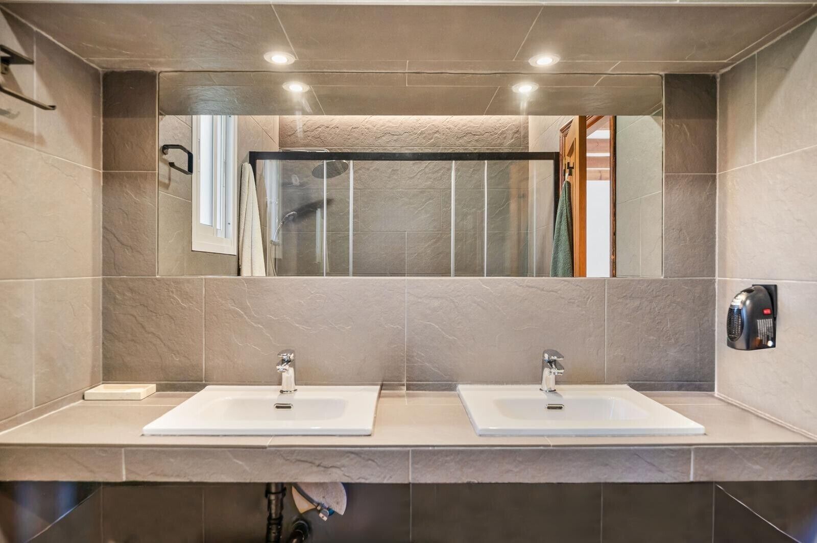 Een douche, een haardroger, handdoeken