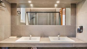 Een douche, een haardroger, handdoeken