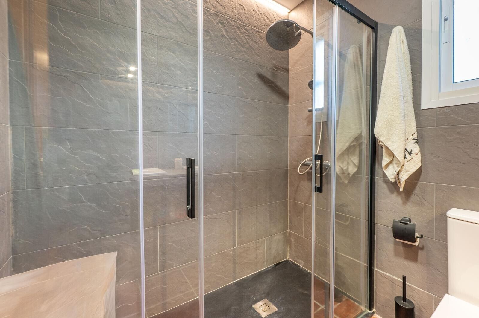 Douche, sèche-cheveux, serviettes fournies