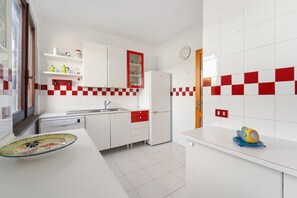 Frigorífico, horno, placa de cocina y lavavajillas