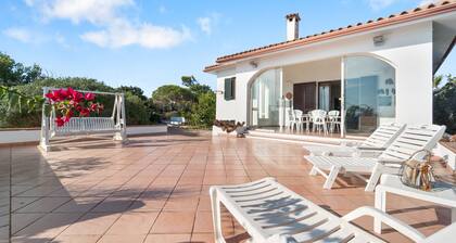 Apartamento 'Carloforte' con vistas al mar, terraza privada y jardín privado