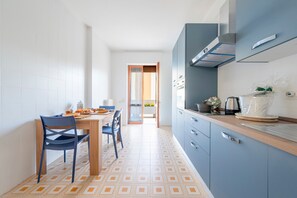 Fridge, oven, stovetop, coffee/tea maker