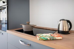 Frigorifero, forno, piano cottura, macchina per tè/caffè