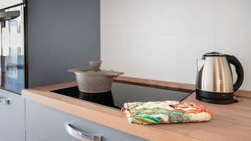 Kühlschrank, Ofen, Herdplatte, Wasserkocher mit Kaffee-/Teezubehör