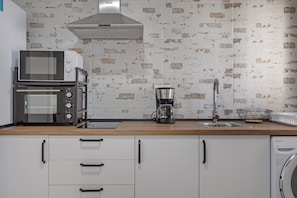 A kitchen with two ovens, a coffee maker, a sink, and a dishwasher. - Holiday Home 'Camposoto' with Private Pool, Wi-Fi and Air Conditioning (San Fernando)