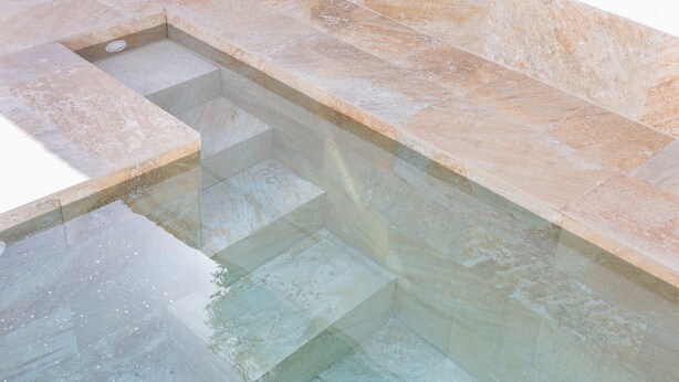 A pool with clear water, tiled steps, and a stone border. - Holiday Home 'Camposoto' with Private Pool, Wi-Fi and Air Conditioning (San Fernando)