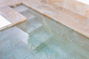 A pool with clear water, tiled steps, and a stone border. - Holiday Home 'Camposoto' with Private Pool, Wi-Fi and Air Conditioning (San Fernando)