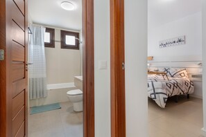 3 makuuhuonetta, silitysrauta/-lauta, ilmainen Wi-Fi, vuodevaatteet