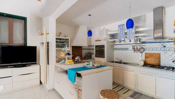 Frigorifero, microonde, forno, piano cottura