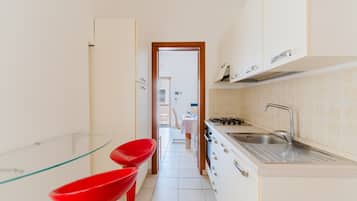 Kühlschrank, Herdplatte, Kochgeschirr/Geschirr/Besteck