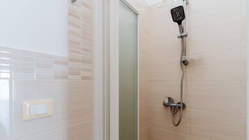 Een douche, handdoeken