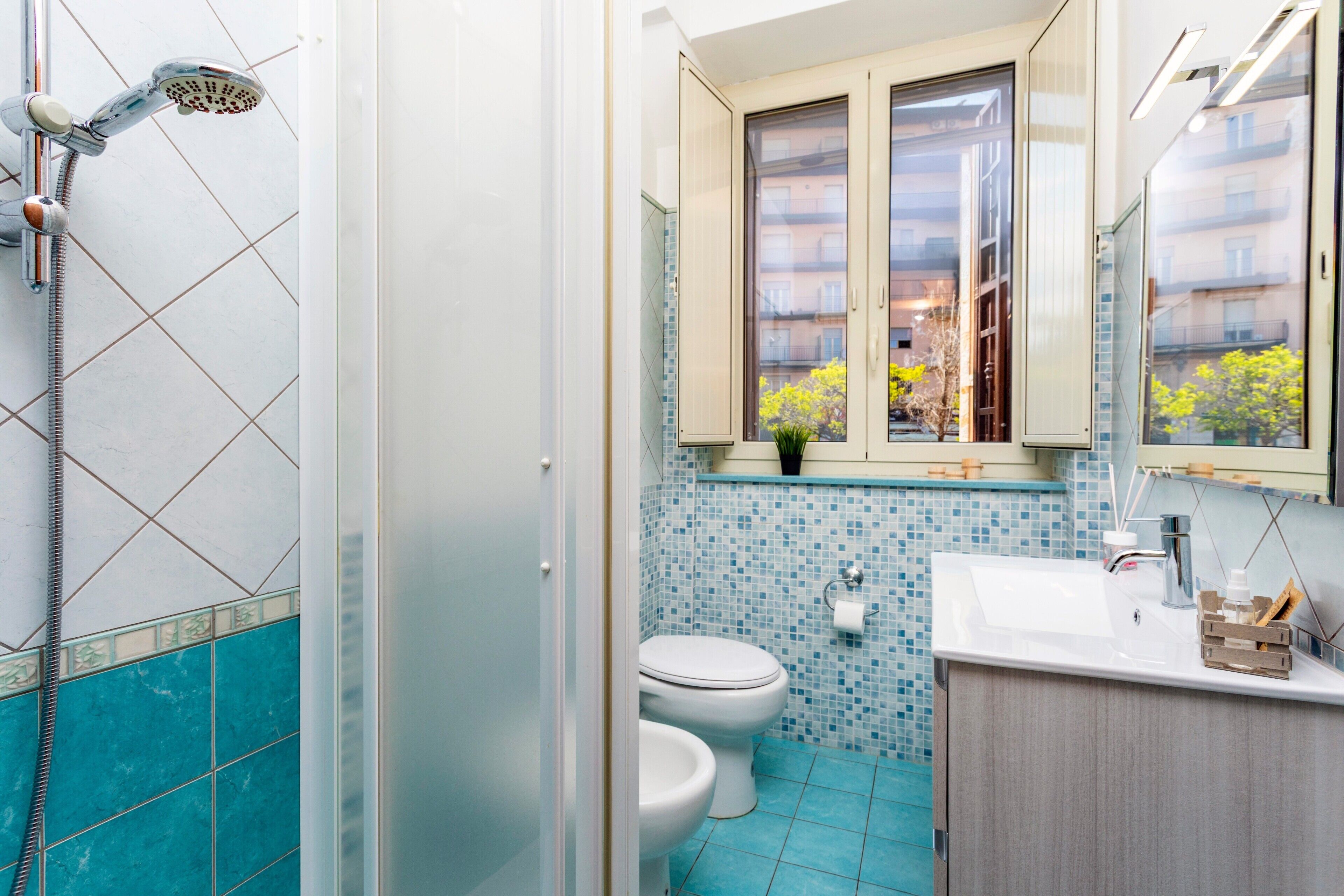 Regadera, secadora de cabello, toallas 