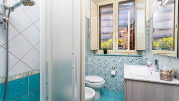 Regadera, secadora de cabello, toallas