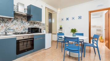 Een koelkast, een magnetron, een oven, een kookplaat