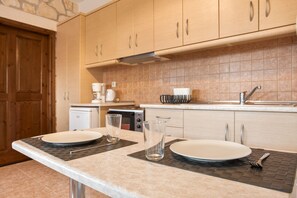 Kühlschrank, Ofen, Herdplatte, Wasserkocher mit Kaffee-/Teezubehör