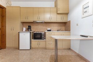 Fridge, oven, stovetop, coffee/tea maker