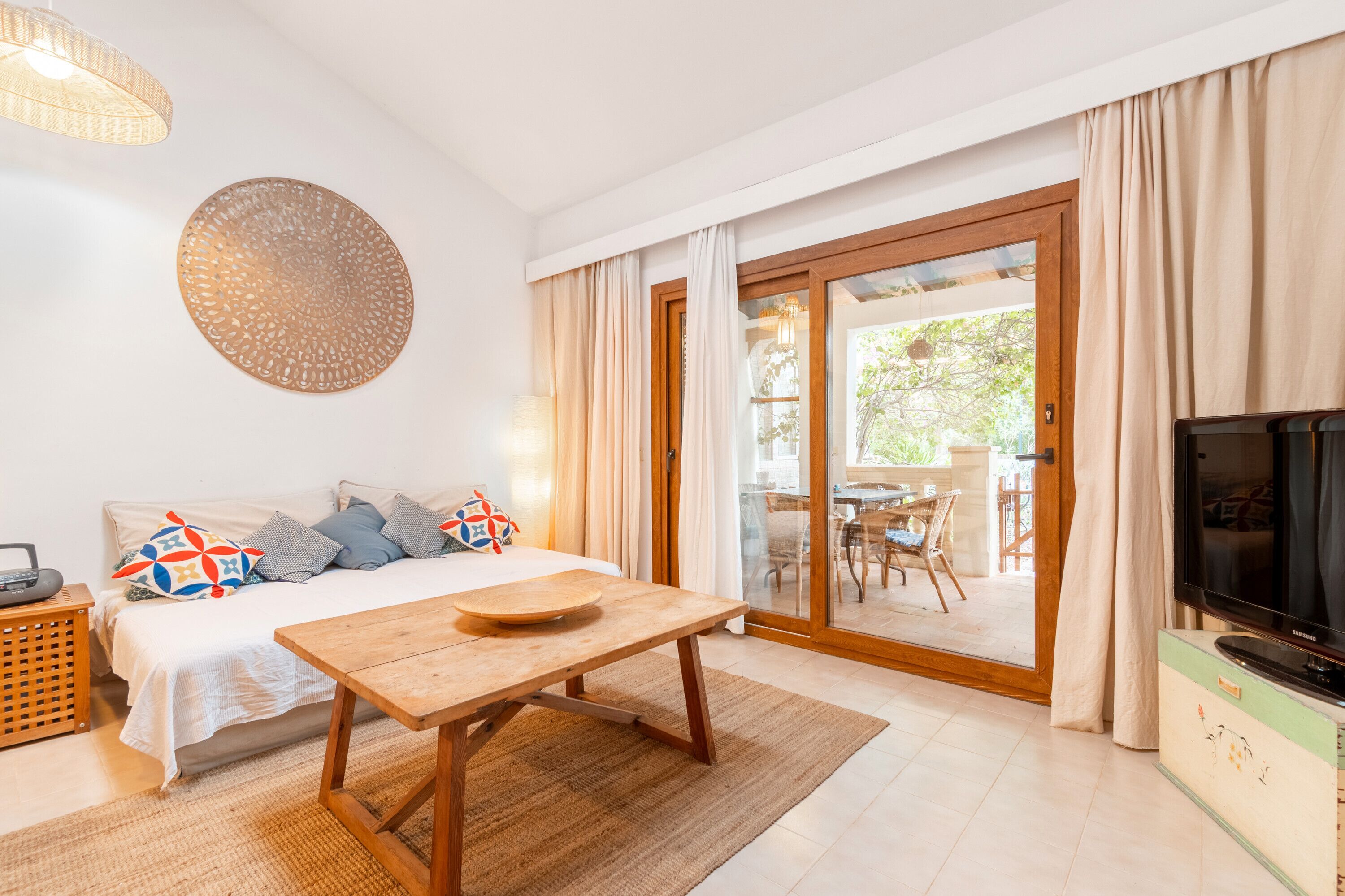 Una televisión, una chimenea