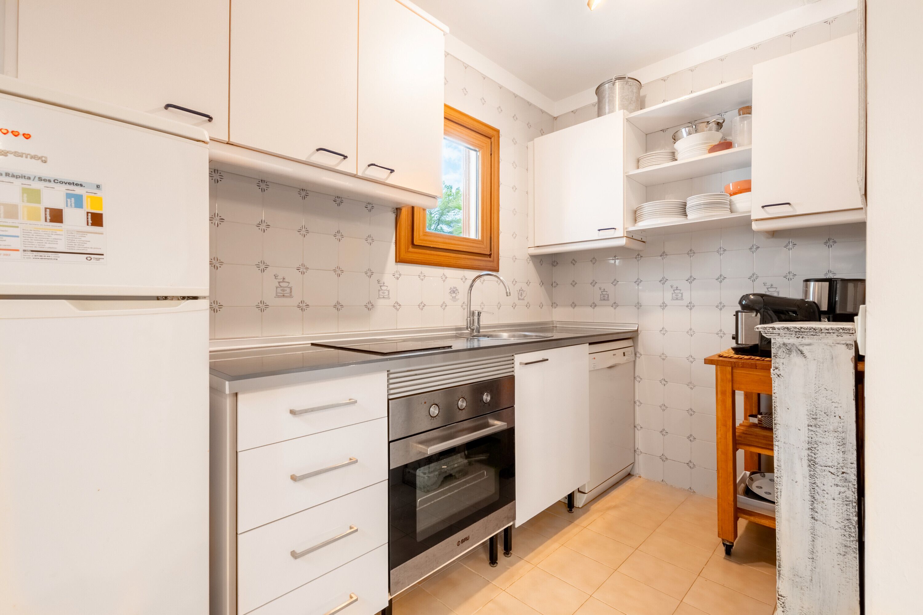 Kühlschrank, Ofen, Geschirrspüler, Wasserkocher mit Kaffee-/Teezubehör