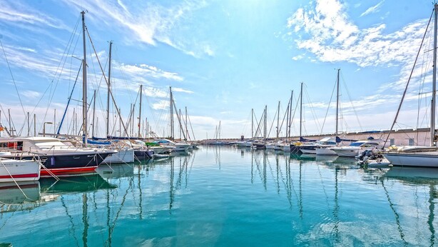 A marina with multiple boats docked, calm water, and a clear sky. - Casa Claper: Holiday Home with Shared Pool, Wi-Fi, and Air Conditioning (Unknown)
