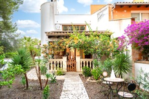 Outdoor dining - Casa Claper: Holiday Home with Shared Pool, Wi-Fi, and Air Conditioning (Unknown)