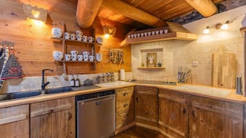 Kylskåp, mikrovågsugn, ugn och spishäll