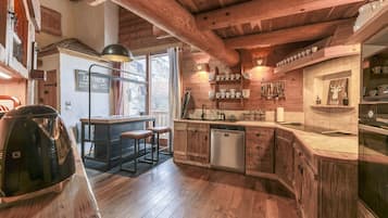 Kylskåp, mikrovågsugn, ugn och spishäll