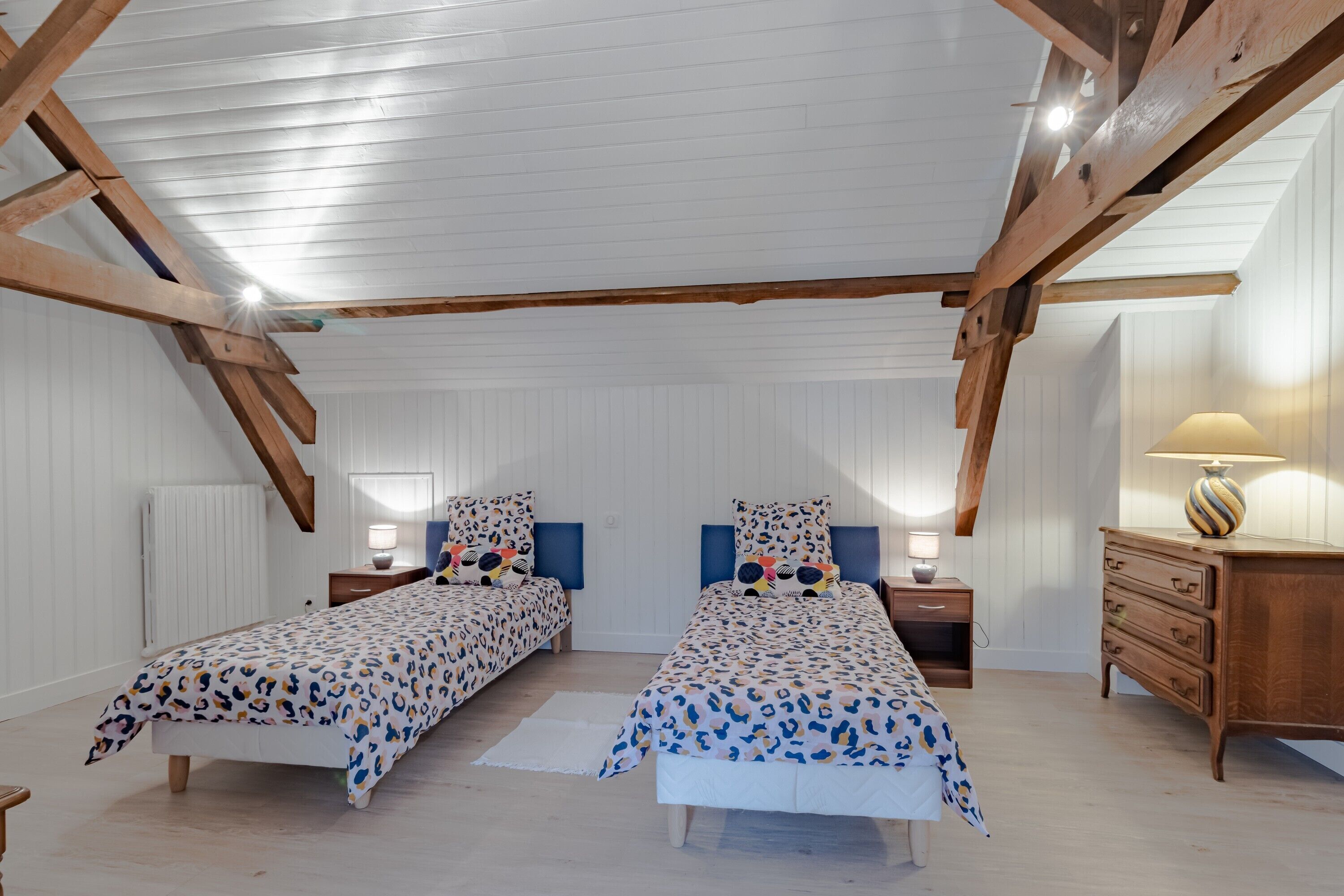 3 室のベッドルーム、アイロン / アイロン台、WiFi (無料)、ベッドシーツ