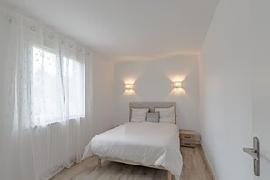 3 dormitorios, tabla de planchar con plancha, wifi gratis y ropa de cama