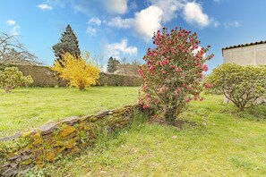 Property grounds - Gîte du Cerisier – Authentic Holiday Home in the Heart of Périgord Vert (Lanouaille)