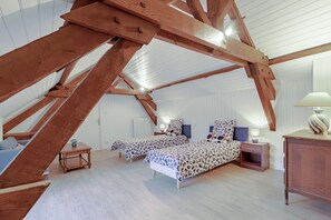 3 bedrooms, iron/ironing board, free WiFi, bed sheets - Gîte du Cerisier – Authentic Holiday Home in the Heart of Périgord Vert (Lanouaille)