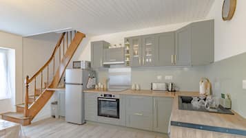 Jääkaappi, mikroaaltouuni, uuni, liesi