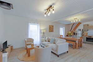 TV, ping pong - Gîte du Cerisier – Authentic Holiday Home in the Heart of Périgord Vert (Lanouaille)