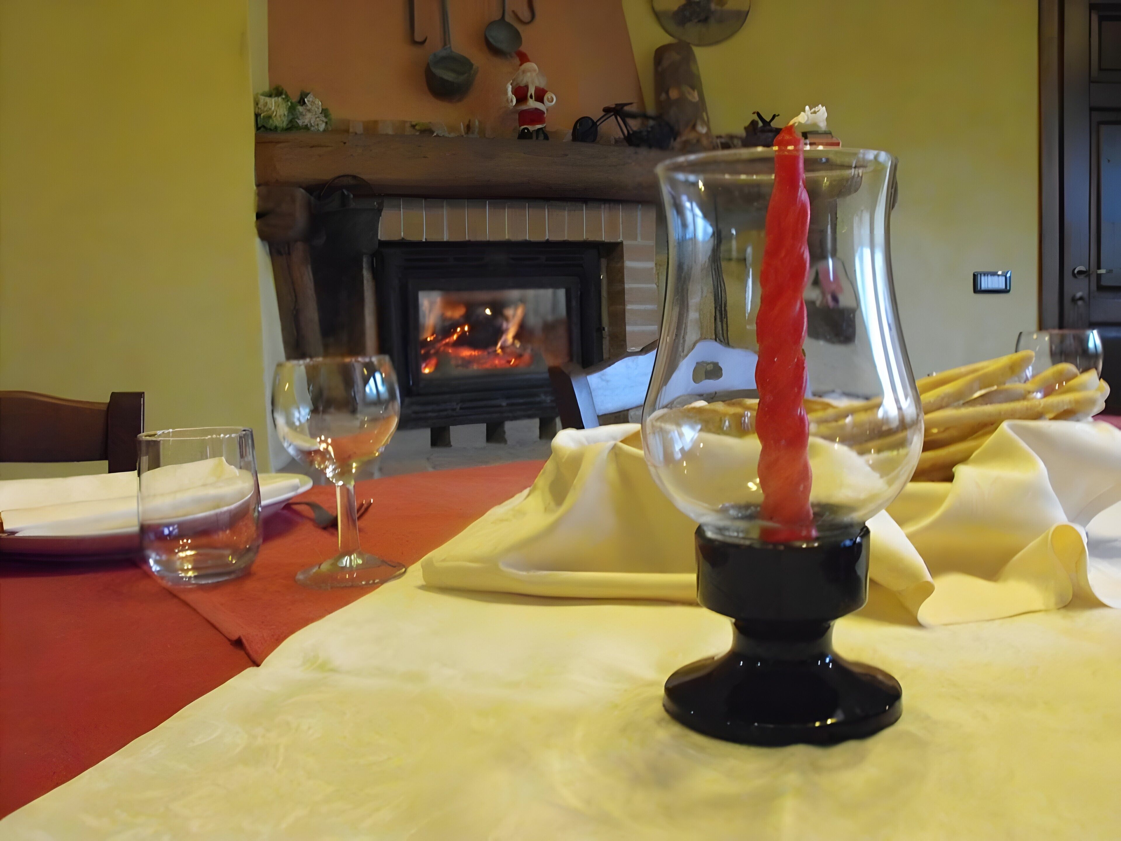 Ein Esstisch mit einem Glas Weißwein, einem Glas mit rotem Getränk und einem Teller Essen.