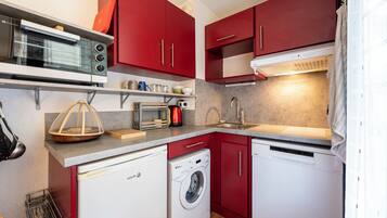 Een koelkast, een oven, een kookplaat, een vaatwasser