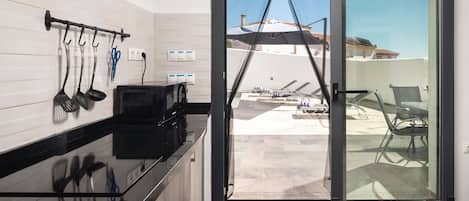 ثلاجة، ميكروويف، موقد طهي مسطح، ماكينة لصنع القهوة/الشاي