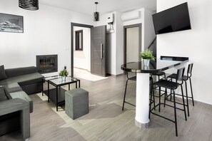TV, fireplace