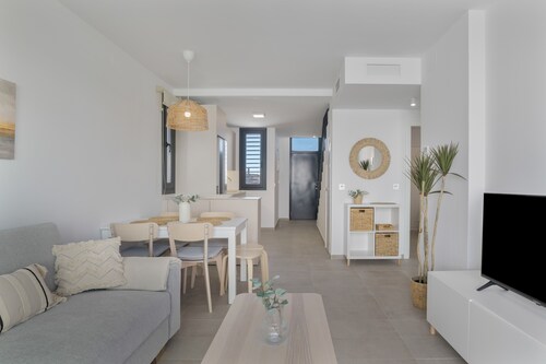 Appartement 'Palacio De Pilas 30' avec piscine partagée, Wi-Fi et climatisation