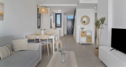 Appartement 'Palacio De Pilas 30' avec piscine partagée, Wi-Fi et climatisation