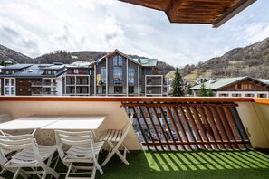 Outdoor dining - Apartment 'La Maison D'Anthelmette' with Mountain View, Balcony and Wi-Fi (Valloire)