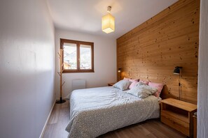 3 bedrooms, iron/ironing board, free WiFi, bed sheets - Apartment 'La Maison D'Anthelmette' with Mountain View, Balcony and Wi-Fi (Valloire)