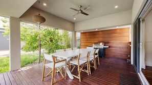 Outdoor dining - Maori in Rye walk to the beach and shops in minutes (Rye)